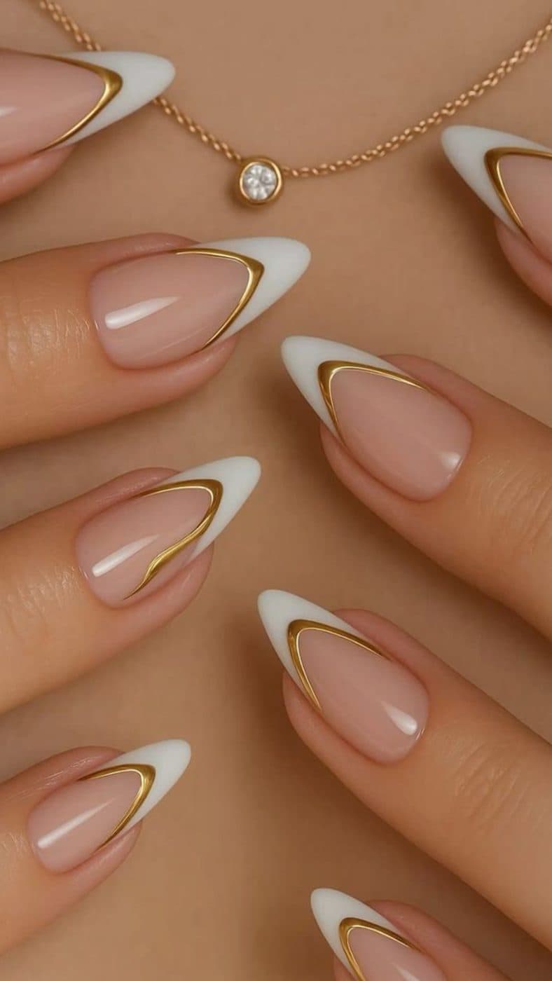 Unhas com contorno dourado